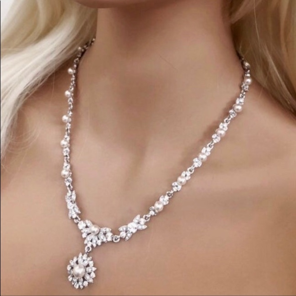 NWT Dainty Pearl and Rhinestones Necklace Set - Picture 7 of 10